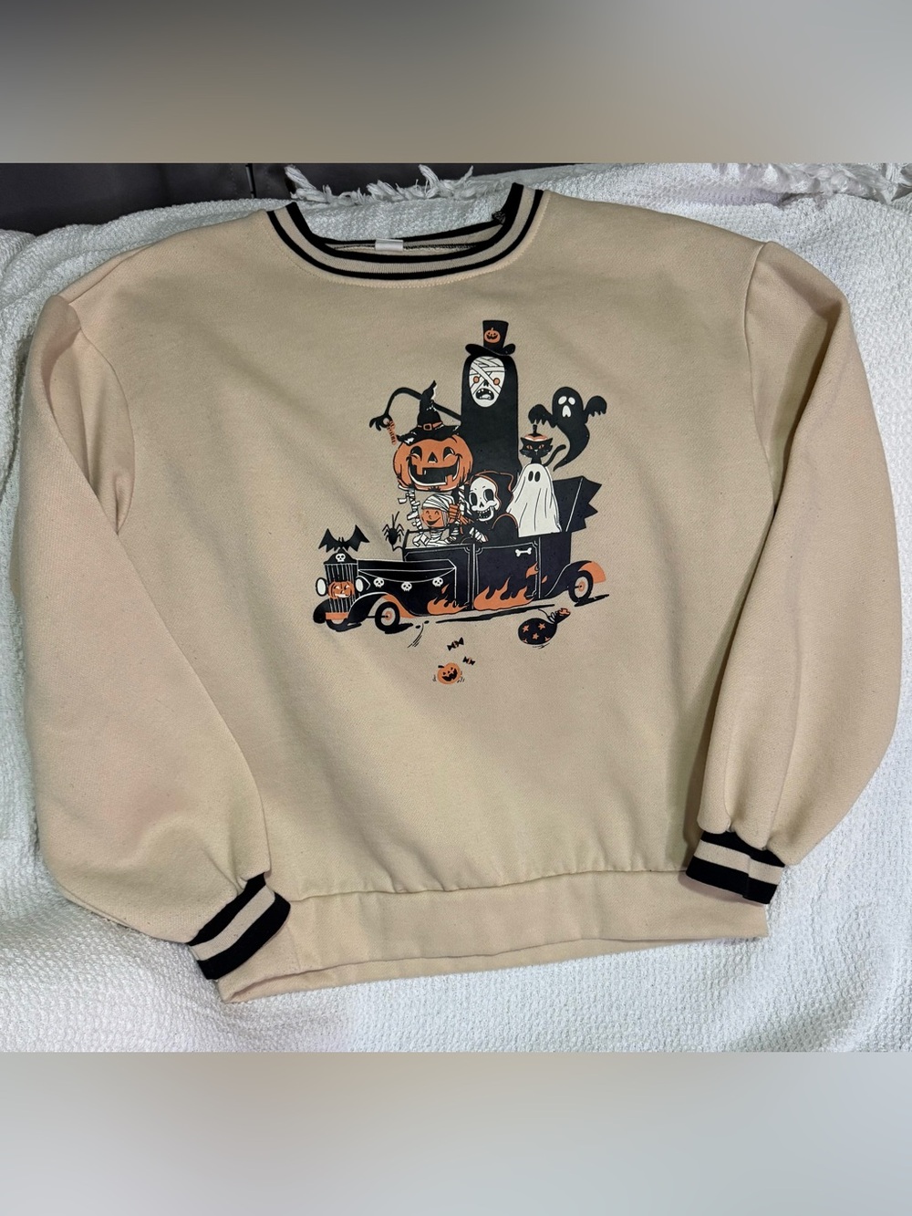 Halloween themed sweatshirt Beige and Black Shein teen size 14y